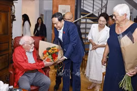 El presidente de la Asamblea Nacional de Vietnam, Tran Thanh Man, y su esposa, visitan la familia de Jacques Savary. (Foto: VNA)