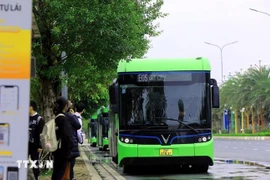 Autobuses eléctricos en Hanoi. (Foto: VNA)