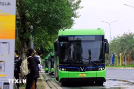 Autobuses eléctricos en Hanoi. (Foto: VNA)