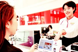 SeABank implementa simultáneamente la gestión de emisiones, la optimización energética, la transformación digital y difunde hábitos ecológicos internamente. (Foto: nhandan.vn)