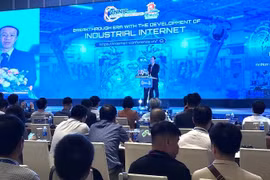 El subdirector del Centro de Internet de Vietnam, Nguyen Truong Giang, pronuncia el discurso inaugural de la sesión plenaria de la conferencia. (Fuente: Periódico Nhan Dan)