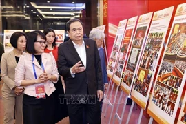 El presidente de la Asamblea Nacional, Tran Thanh Man, inspecciona el área de exhibición fotográfica sobre las actividades de la Asamblea Nacional. Foto: Doan Tan – VNA 