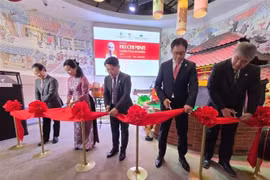 Los delegados cortaron la cinta para inaugurar la exposición "Presidente Ho Chi Minh - Símbolo de paz y amistad". (Foto: VNA)
