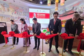 Los delegados cortaron la cinta para inaugurar la exposición "Presidente Ho Chi Minh - Símbolo de paz y amistad". (Foto: VNA)