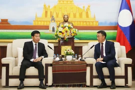 El vicecanciller vietnamita Nguyen Manh Cuong (izquierda) y el jefe interino de la Comisión de Relaciones Exteriores del Comité Central del Partido Popular Revolucionario de Laos, Bounlua Phandanouvong. (Foto: VNA)