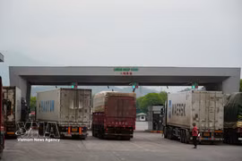 Camiones de mercancías ingresan a Vietnam a través del paso fronterizo internacional de Lao Cai. Foto: VNA