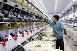 Producción de hilo en la compañía Logitex (Parque Industrial Vu Ninh, distrito Kien Xuong). Foto de ilustración. (Fuente: VNA)