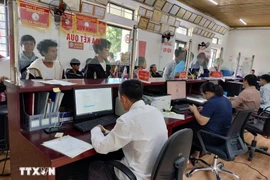 El Centro de Servicios Administrativos Públicos de la comuna Tua Sin Chai, en la provincia de Lai Chau, se ha convertido rápidamente en un punto de referencia cercano y habitual para los residentes locales cada vez que necesitan realizar trámites administrativos. (Foto: VNA)