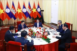 El primer ministro vietnamita, Pham Minh Chinh, mantiene una sesión de trabajo con sus homólogos de Camboya, Hun Manet, y de Laos, Sonexay Siphandone, (Foto: VNA)