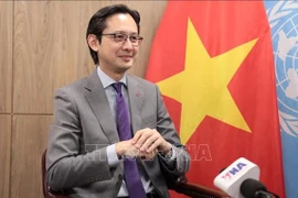 Embajador Do Hung Viet, jefe de la misión permanente de Vietnam ante las Naciones Unidas en una entrevista concedida a corresponsales de la Agencia Vietnamita de Noticias en Nueva York (Foto: VNA)