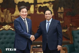 El primer ministro vietnamita, Pham Minh Chinh, recibe en Hanoi a Park Chang Dal, enviado especial del presidente de Corea del Sur. (Foto: VNA)