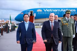 El primer ministro de Argelia, Sifi Ghrieb, recibe personalmente al primer ministro Pham Minh Chinh. (Foto: VNA)