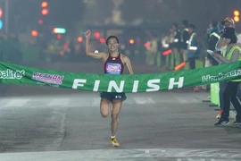 La atleta Nguyen Thi Oanh establece nuevo récord en el Medio Maratón Internacional de Vietnam. (Foto: VIHM)