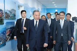 El secretario general To Lam visita el puerto automatizado de la DGT en Busan, Corea del Sur. (Foto: VNA)