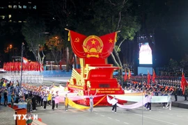 Desfile de carrozas con el emblema nacional de la República Socialista de Vietnam durante el segundo ensayo del desfile. (Foto: VNA)