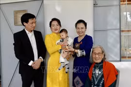 La señora Nguyen Thi Thanh Nga (en traje amarrillo) con miembros de la comunidad vietnamita en Marruecos (Foto: VNA)
