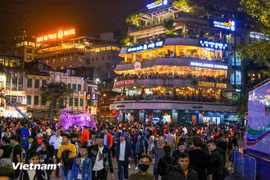 Pobladores y turistas en la plaza Dong Kinh Nghia Thuc. (Foto: Vietnam+)