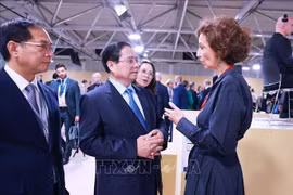 El primer ministro vietnamita, Pham Minh Chinh, (en el centro) y la directora general de la UNESCO (Foto: VNA)
