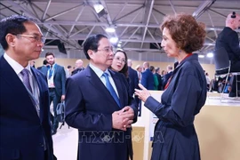 El primer ministro vietnamita, Pham Minh Chinh, (en el centro) y la directora general de la UNESCO (Foto: VNA)