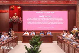Conferencia para recabar comentarios sobre el borrador de los documentos del XVIII Congreso Nacional del Partido Comunista de Vietnam en el Comité partidista de Hanoi del período 2025-2030. (Foto: VNA)