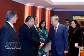 El secretario general del Partido Comunista y presidente de Vietnam, To Lam, junto con su esposa, sostiene un encuentro con familiares de generales, expertos y personalidades vinculadas a la amistad entre Vietnam y China. (Foto: VNA)