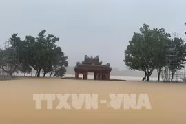 El nivel del río Huong sube, sumergiendo el pabellón Nghinh Luong (barrio Phu Xuan) bajo las aguas. (Foto: VNA)