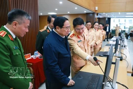 El primer ministro Pham Minh Chinh envía un mensaje de felicitación por el Año Nuevo a los conductores a través de una aplicación de tráfico. (Foto: VNA)