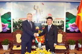 Vo Van Minh, subsecretario del Comité del Partido y presidente del Consejo Popular de Ciudad Ho Chi Minh, recibe al presidente de la Asamblea Nacional de Hungría, Kover Laszlo. (Foto: VNA)