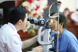 Exámenes de la vista para personas mayores. (Foto: Vietnam+)