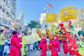 Recreando la procesión del fundador de la profesión de costura del Ao dai. (Foto: VNA)