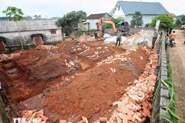 Construcción de viviendas para familias con méritos revolucionarios en situación de dificultad en la provincia de Bac Giang. (Foto: VNA)