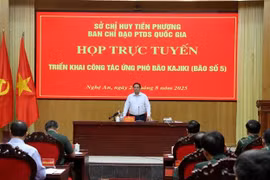 El primer ministro Pham Minh Chinh dirige directamente la respuesta a la tormenta Kajiki. (Foto: VNA)