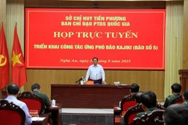 El primer ministro Pham Minh Chinh dirige directamente la respuesta a la tormenta Kajiki. (Foto: VNA)