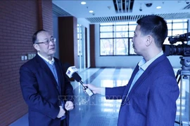 Jin Canrong, decano asociado de la Escuela de Estudios Internacionales de la Universidad Renmin de China, habla con corresponsal de la VNA. (Foto: VNA)