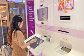 Cliente realiza transacciones en un banco automático TPBank. (Foto: VNA)