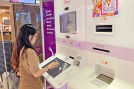 Cliente realiza transacciones en un banco automático TPBank. (Foto: VNA)