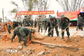 Oficiales y soldados de la Región Militar 5 trabajan con urgencia para construir viviendas nuevas para la población de Dak Lak. (Foto: VNA)