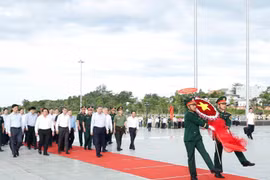 El secretario general To Lam y la delegación de trabajo del Comité Central rinden homenaje en el Monumento al Presidente Ho Chi Minh, en Phu Quoc. (Foto: VNA)