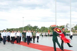 El secretario general To Lam y la delegación de trabajo del Comité Central rinden homenaje en el Monumento al Presidente Ho Chi Minh, en Phu Quoc. (Foto: VNA)