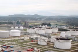La Refinería de Dung Quat eleva su producción un 10,5% y asegura insumos hasta finales de abril y comienzos de mayo de 2026. (Foto: VNA)