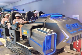 Clientes experimentan la tecnología de realidad virtual en el centro comercial Nha Trang Center, en la provincia de Khanh Hoa. (Foto: VNA)