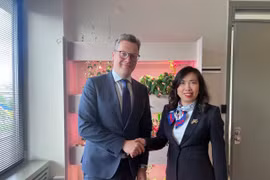 La viceministra de Relaciones Exteriores de Vietnam, Le Thi Thu Hang, y el secretario de Estado de Asuntos Exteriores de Estonia, Martin Roger. (Fuente: Ministerio de Relaciones Exteriores)