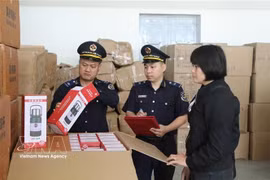 Funcionarios de la Aduana del puesto fronterizo de Tan Thanh, en la provincia de Lang Son, inspeccionan el diseño, la tipología y las especificaciones de las mercancías en la zona de control de cargas de importación. (Foto: VNA)