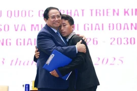 El primer ministro Pham Minh Chinh anima a Mua A Thi, quien salvó a 90 aldeanos de la aldea Hang Pu Xi, comuna de Xa Dung, provincia de Dien Bien, del desastre de las inundaciones repentinas y deslizamientos de tierra en la madrugada del 1 de agosto. Foto: Duong Giang-VNA