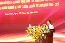 Nguyen Van Thieng, presidente del Comité Popular de Dong Anh, habla en la reunión. (Foto: https://donganh.hanoi.gov.vn)