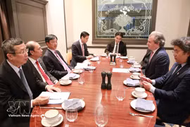 El secretario del Comité partidista de Hanoi, Nguyen Duy Ngoc, en encuentro de trabajo con Rosen Partners. Foto: VNA