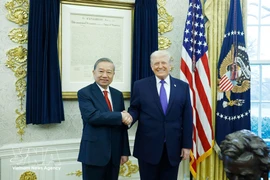 El secretario general del Partido Comunista de Vietnam, To Lam, se reúne con el presidente de Estados Unidos, Donald Trump. Foto: VNA