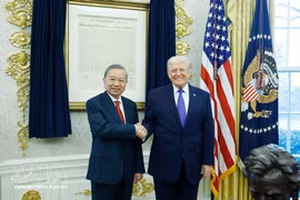 El secretario general del Partido Comunista de Vietnam, To Lam, se reúne con el presidente de Estados Unidos, Donald Trump. Foto: VNA