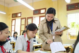La profesora guía a los estudiantes en el repaso para el examen. (Fuente: VNA)
