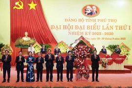 El presidente Luong Cuong entrega flores para felicitar al Comité provincial del Partido de Phu Tho. (Foto: VNA)